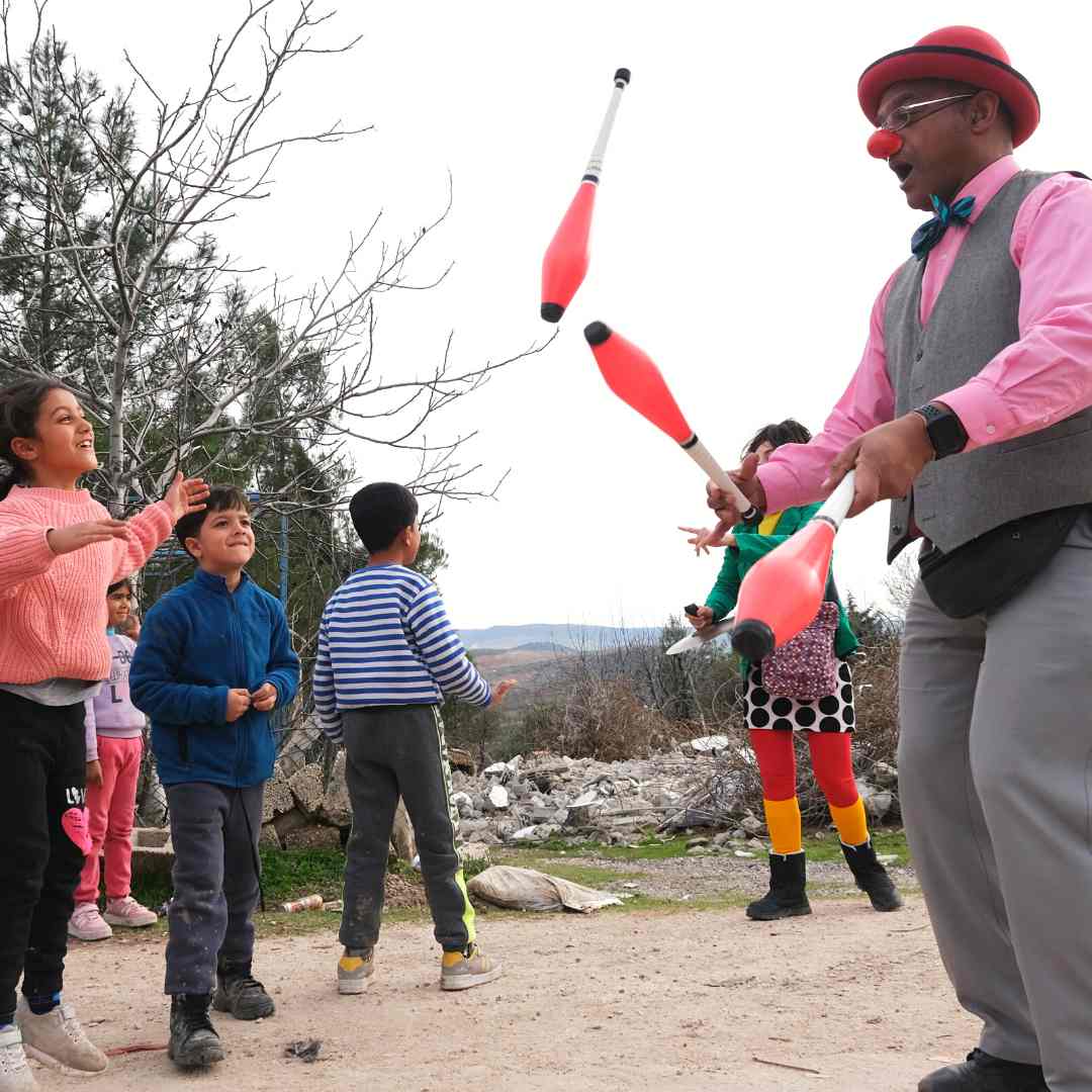 Clown juggling pins