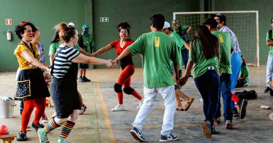 artists and students join hands at a workshop for the Guarani community