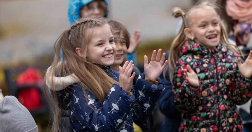 girls clapping