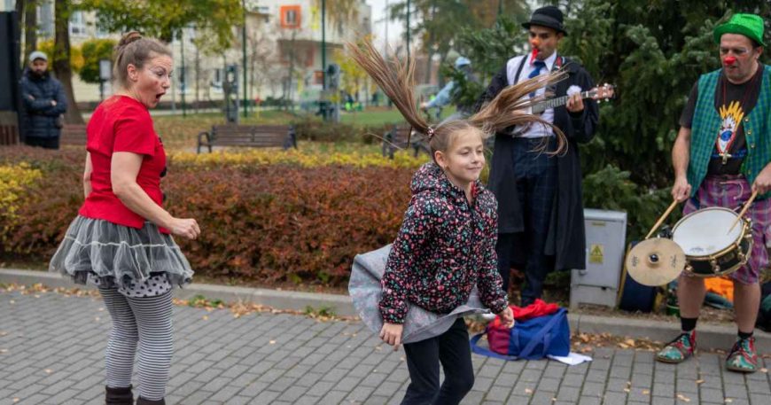 girl with hair sticking up